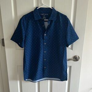 Perry Ellis short sleeve button-down shirt. Size medium. It’s the stretch model.